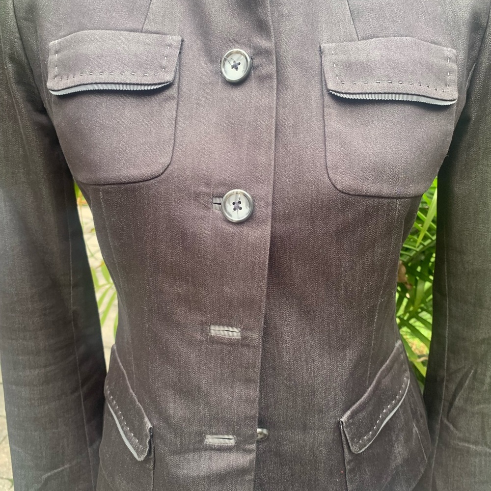 Tahari blazer.  Like new. Size 2 - Picture 3 of 4